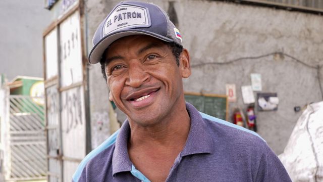 Elias sorrindo após entregar material reciclado que coletou nas ruas de Guarulhos