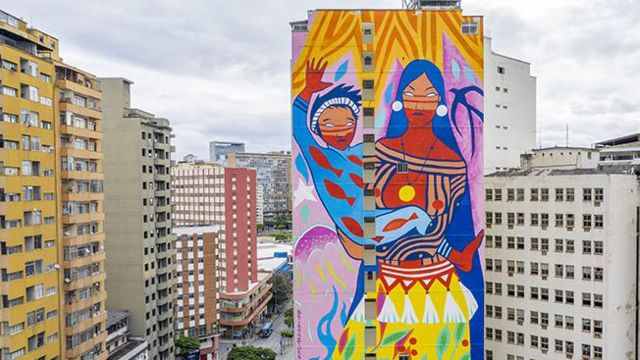 Fotografia colorida mostra arte urbana na lateral de um prédio que mostra 
