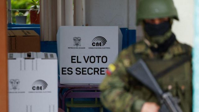 Soldado ecuatoriano en un centro electoral.