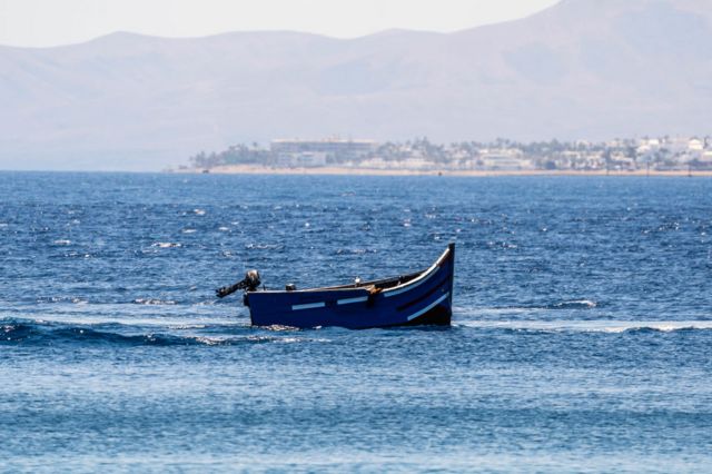 Una embarcación de migrantes que trataba de alcanzar las costas de las Islas Canarias