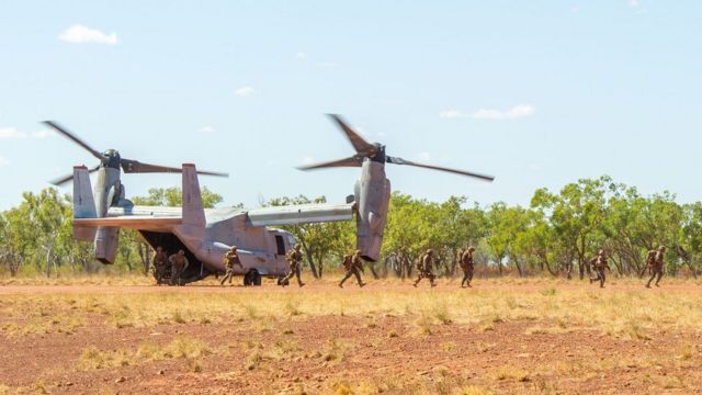 Fuzileiros navais dos EUA saem de um helicóptero Osprey no NT