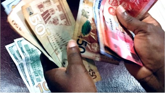 Ghana cedi dey lose against de dollar 
