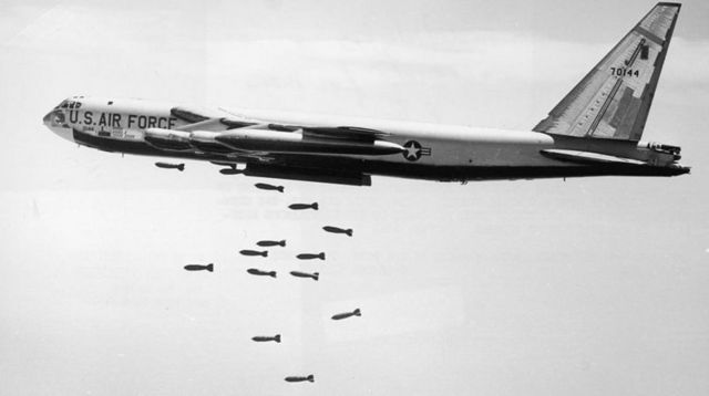 Depuis les airs, un avion militaire américain lâche des missiles 