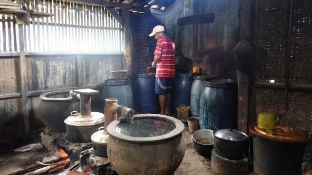 Ilustrasi pembuatan minol tradisional.