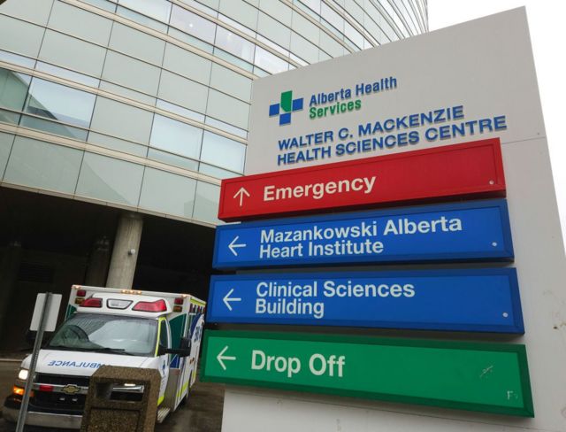 Vista de la entrada de la emergencia de un hospital de Edmonton.