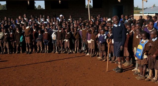 Kimani Maruge avec ses camarades de classe lors d'un défilé scolaire en 2006