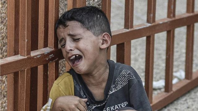 Niño llorando por la pérdida de familiares en los bombardeos en Gaza