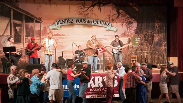 Pessoas dançando música zydeco durante show