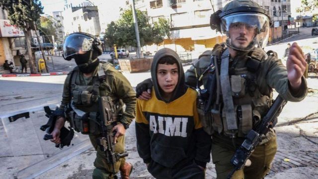 Израильские солдаты задерживают мальчика в Хевроне