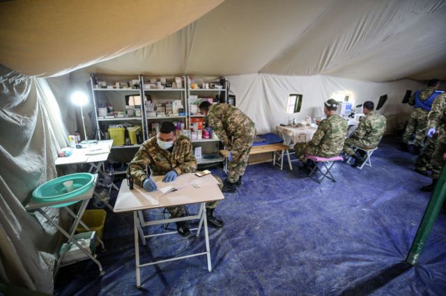 Özbekistan'dan deprem bölgesine gelen askerler depremzedeleri sahra hastanesinde tedavi ediyor