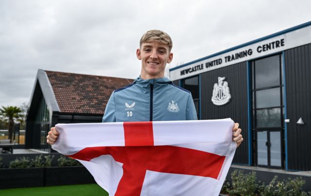 Anthony Gordon holding an England flag