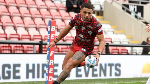 Umyla Hanley touches down for Leigh