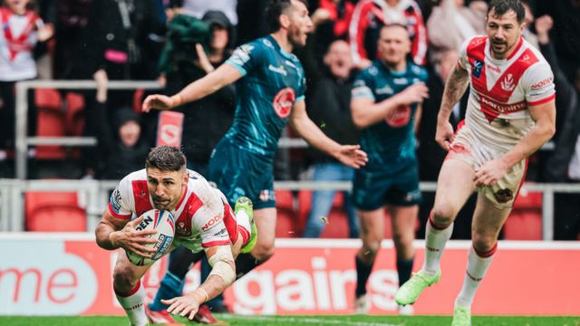 Tommy Makinson scores in the play-off game between St Helens and Warrington in 2023