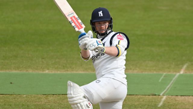 Alex Davies batting for Warwickshire