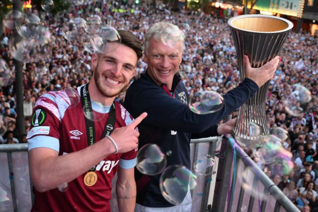 David Moyes and Declan Rice show off the Europa Conference League trophy to thousands of West Ham fans