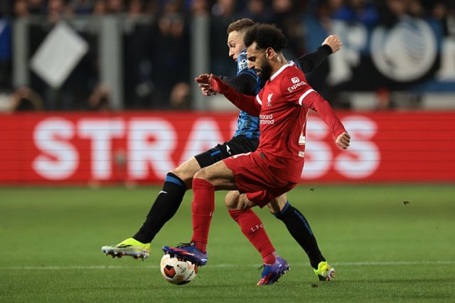 Mohamed Salah of Liverpool FC tussles with Teun Koopmeiners