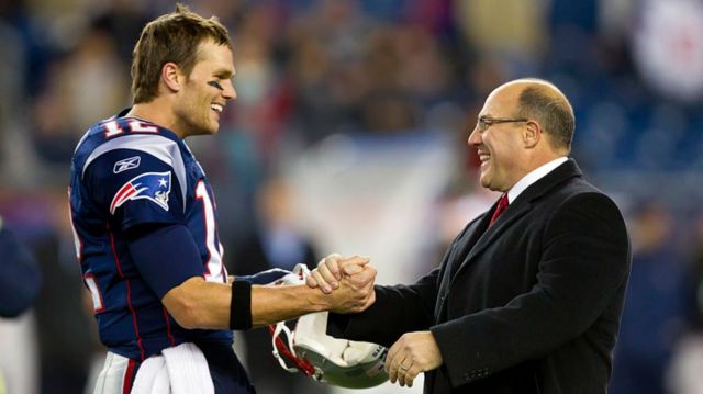 Tom Brady shakes hands with Scott Pioli