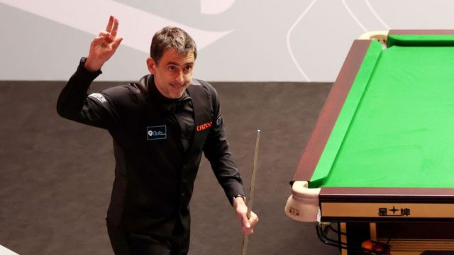 Ronnie O'Sullivan acknowledges the crowd