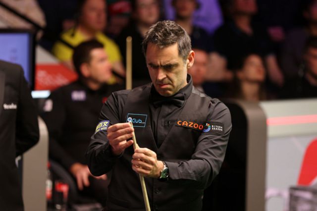 Ronnie O'Sullivan inspects his cue tip