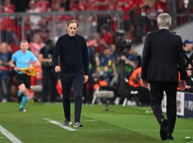 Tuchel and Ancelotti walk to shake hands at full time