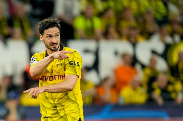 Mats Hummels points during the game