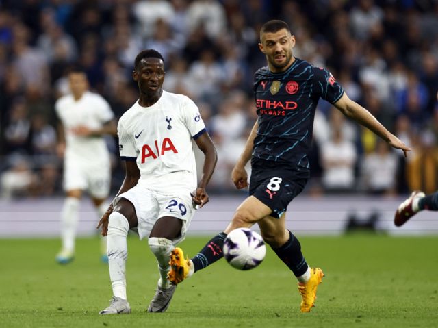 Sarr passes the ball ahead of Kovacic's tackle