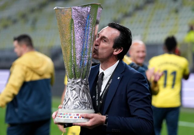 Unai Emery, Head Coach of Villarreal CF kisses the UEFA Europa League Trophy