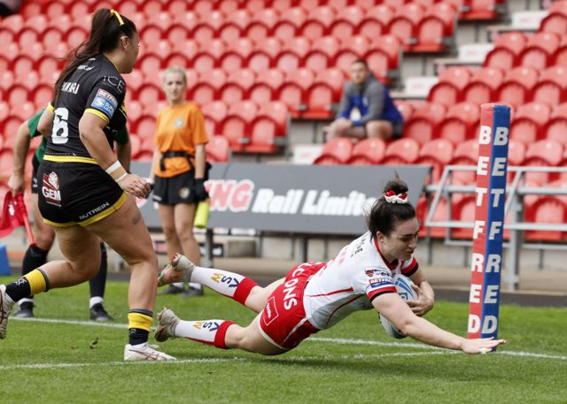 Leah Burke scores St Helens' first try