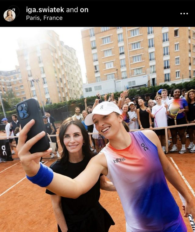 Iga Swiatek takes a selfie with Courtney Cox