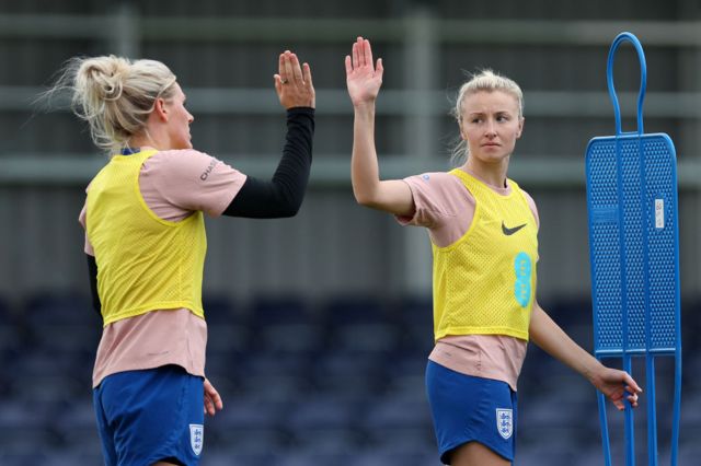 Leah Williamson and Millie Bright