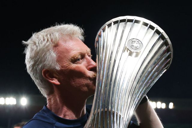 David Moyes kisses the Europa League trophy
