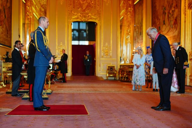 Peter Shilton bows in front of Prince William at Windsor Castle