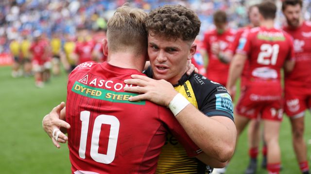 Sam Costelow of Scarlets and Will Reed of Dragons at full time