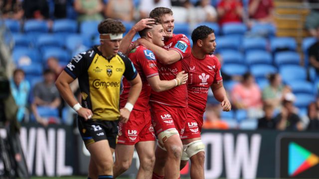 Scarlets celebrate victory over Dragons