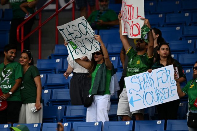 Pakistan fans with placards