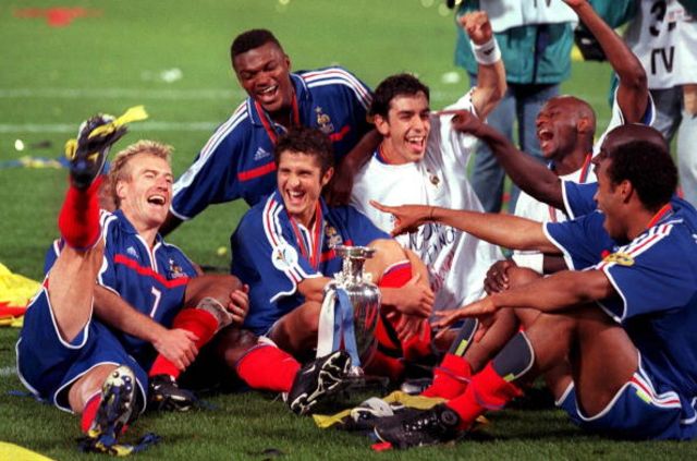 France players celebrate winning the 2000 European Championship title