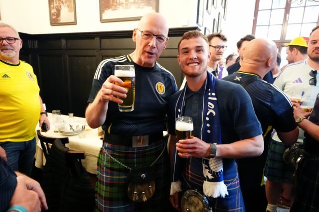 John Swinney holding a pint of beer with Scotland fan Craig Ferguson in Munich