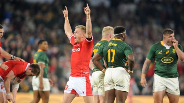 Gareth Anscombe celebrates victory in 2022