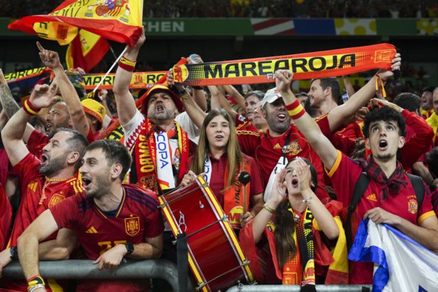 Spain fans celebrate during a victory match against Italy at Euro 2024