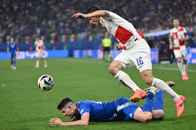 Ante Budimir fights for the ball with Italy's defender Alessandro Bastoni