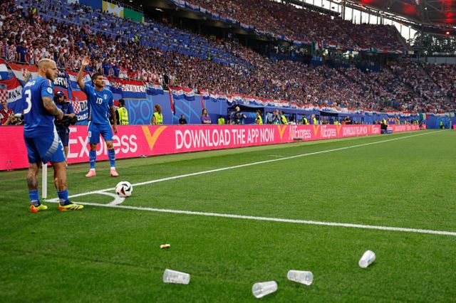 Federico Dimarco and Italy's midfielder Lorenzo Pellegrini prepare to take a corner