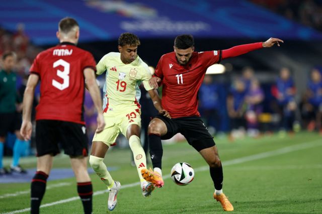 Armando Broja fights for the ball with Spain's forward Lamine Yamal