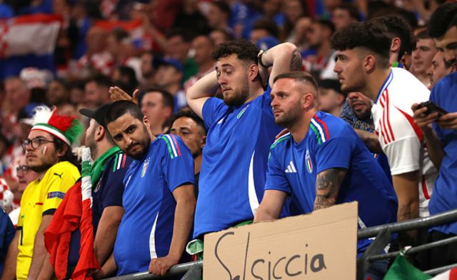 Fans of Italy react