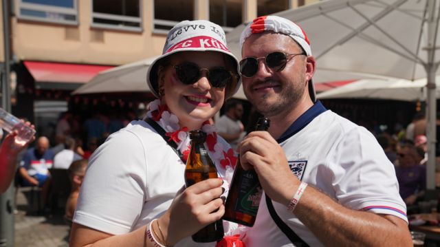 England fans ready for the match against Slovenia