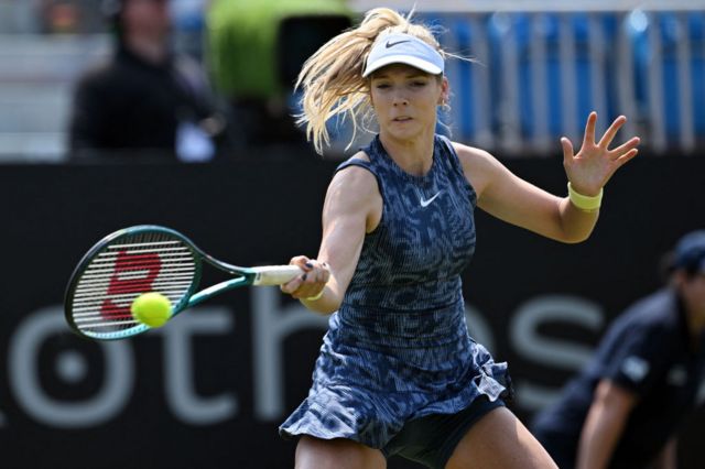 Katie Boulter hitting a forehand