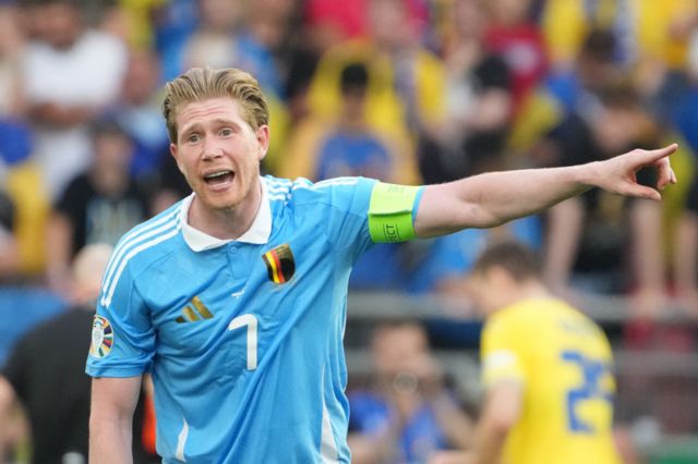 Kevin de Bruyne holds out his arm