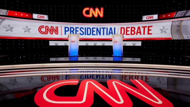 CNN logo in front of the two podiums