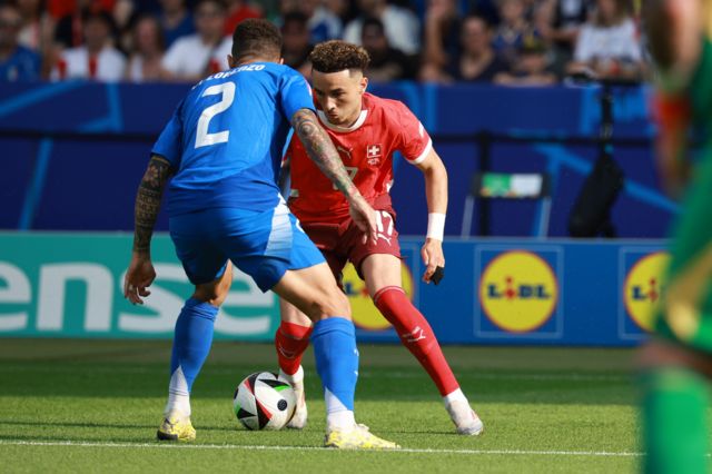 Giovanni di Lorenzo of Italy and Ruben Vargas (R) of Switzerland in action during the UEFA EURO 2024 Round of 16