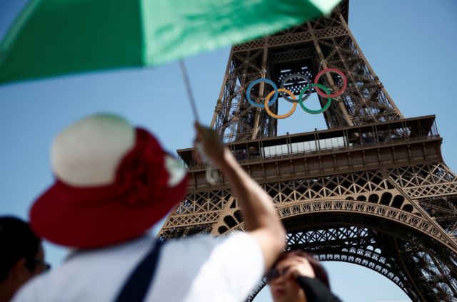 The Olympics rings on the Eiffel Tower