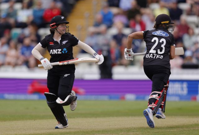 Georgia Plimmer and Suzie Bates run between the wickets